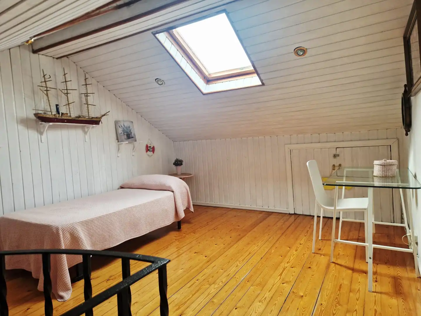 Habitación de Casa adosada en venta en Soto del Barco con Calefacción y Terraza