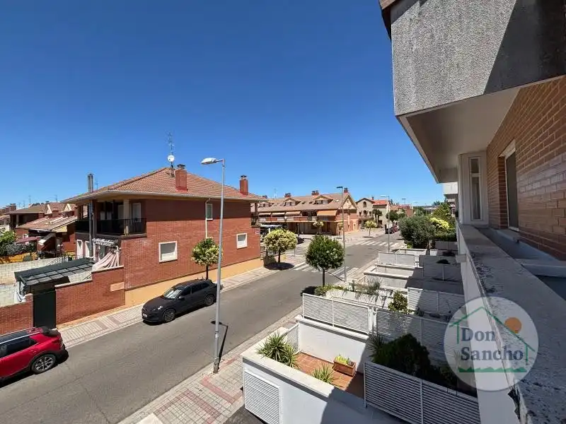 Vista exterior de Casa adosada en venta en Cabezón de Pisuerga con Calefacción, Jardín privado y Terraza