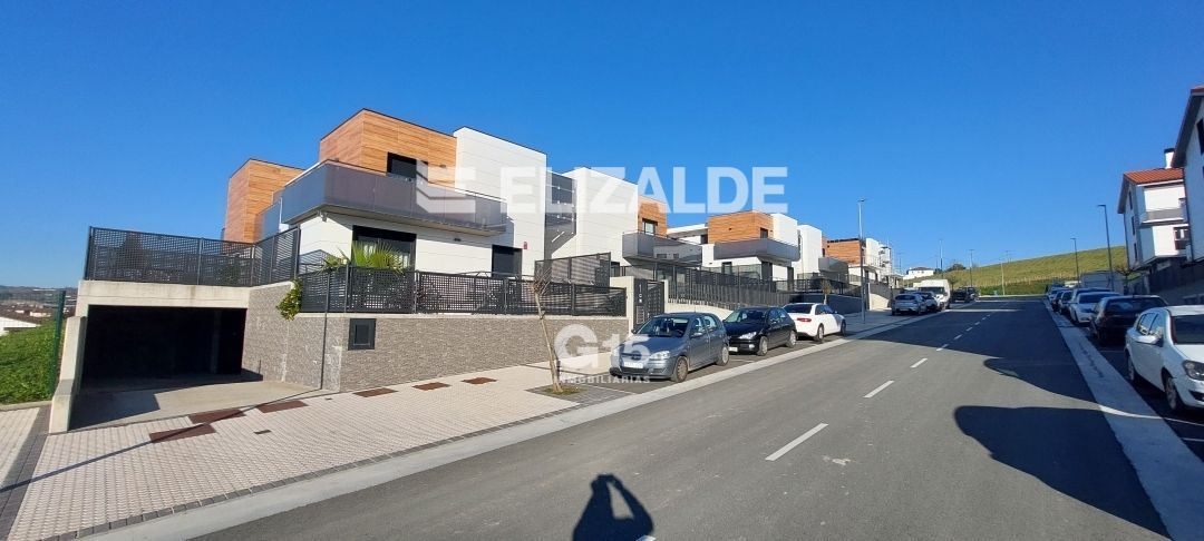 Vista exterior de Casa adosada en venda en Lasarte-Oria amb Calefacció, Jardí privat i Terrassa