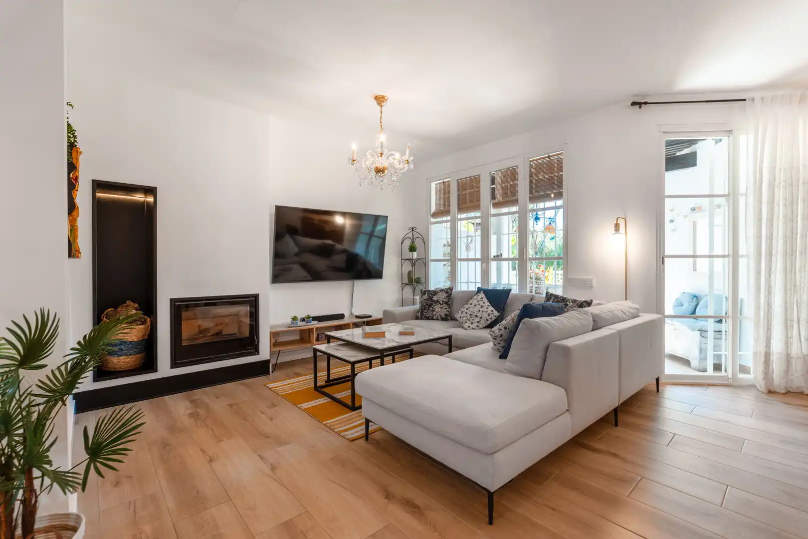 Sala de estar de Casa adosada en venta en Marbella con Aire acondicionado, Terraza y Piscina