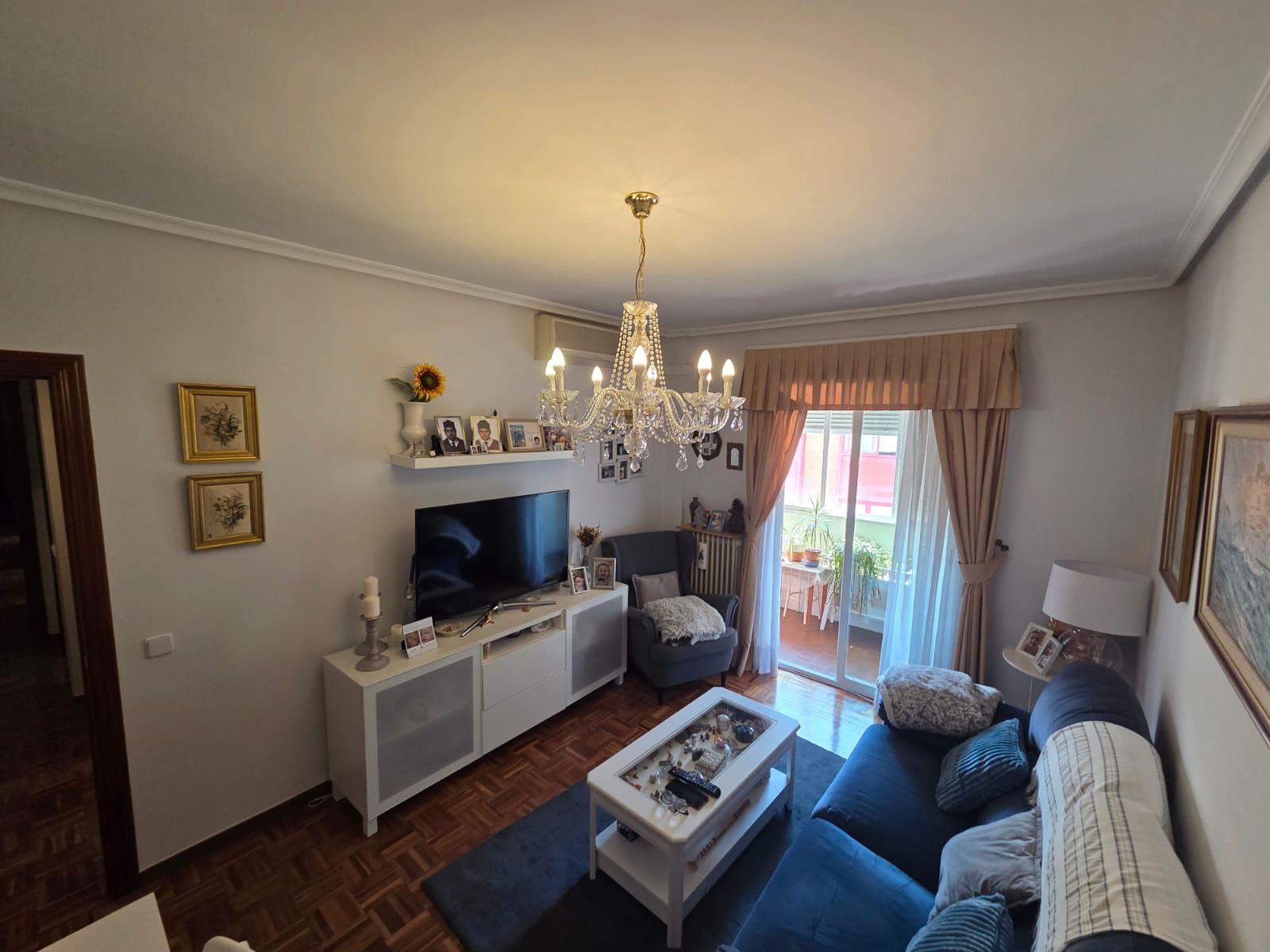 Living room of Flat for sale in  Madrid Capital  with Air Conditioner, Heating and Parquet flooring