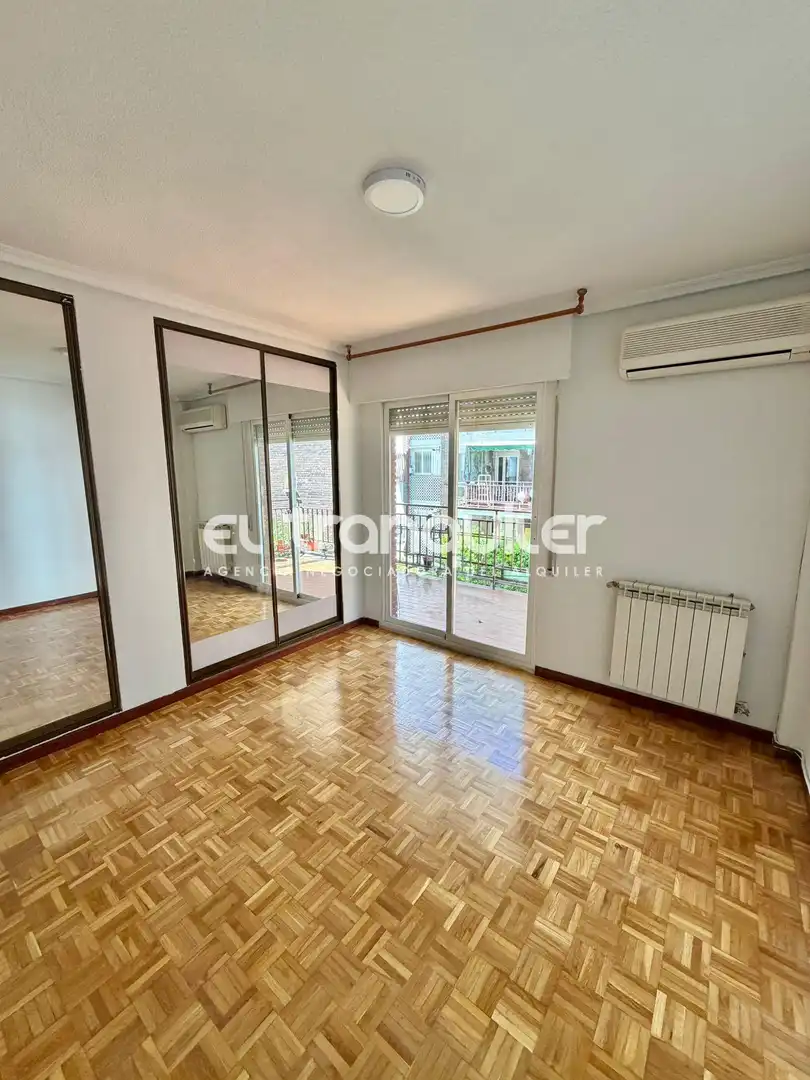 Schlafzimmer von Wohnung zur Miete in Madrid mit Klimaanlage, Parkett und Terrasse