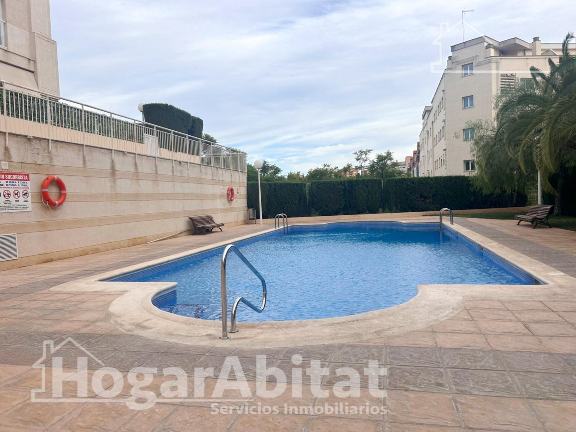 Piscina de Pis en venda en Paterna amb Aire condicionat, Terrassa i Balcó