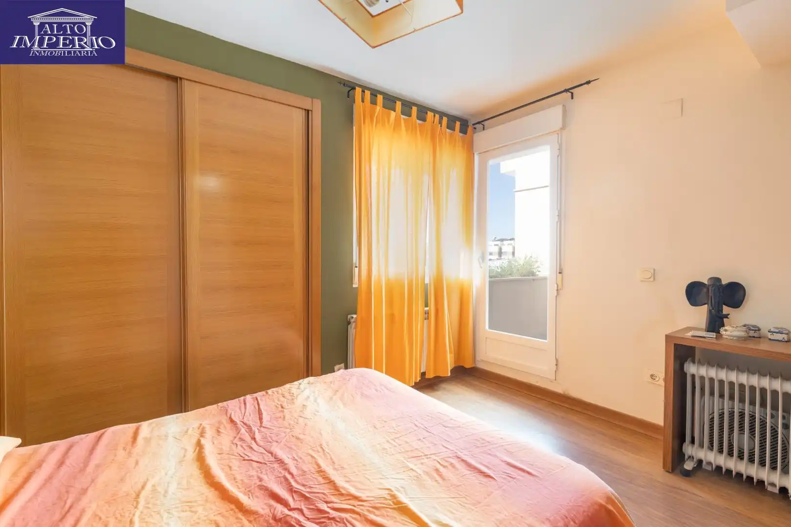 Dormitori de Casa adosada en venda en Churriana de la Vega amb Calefacció, Terrassa i Balcó