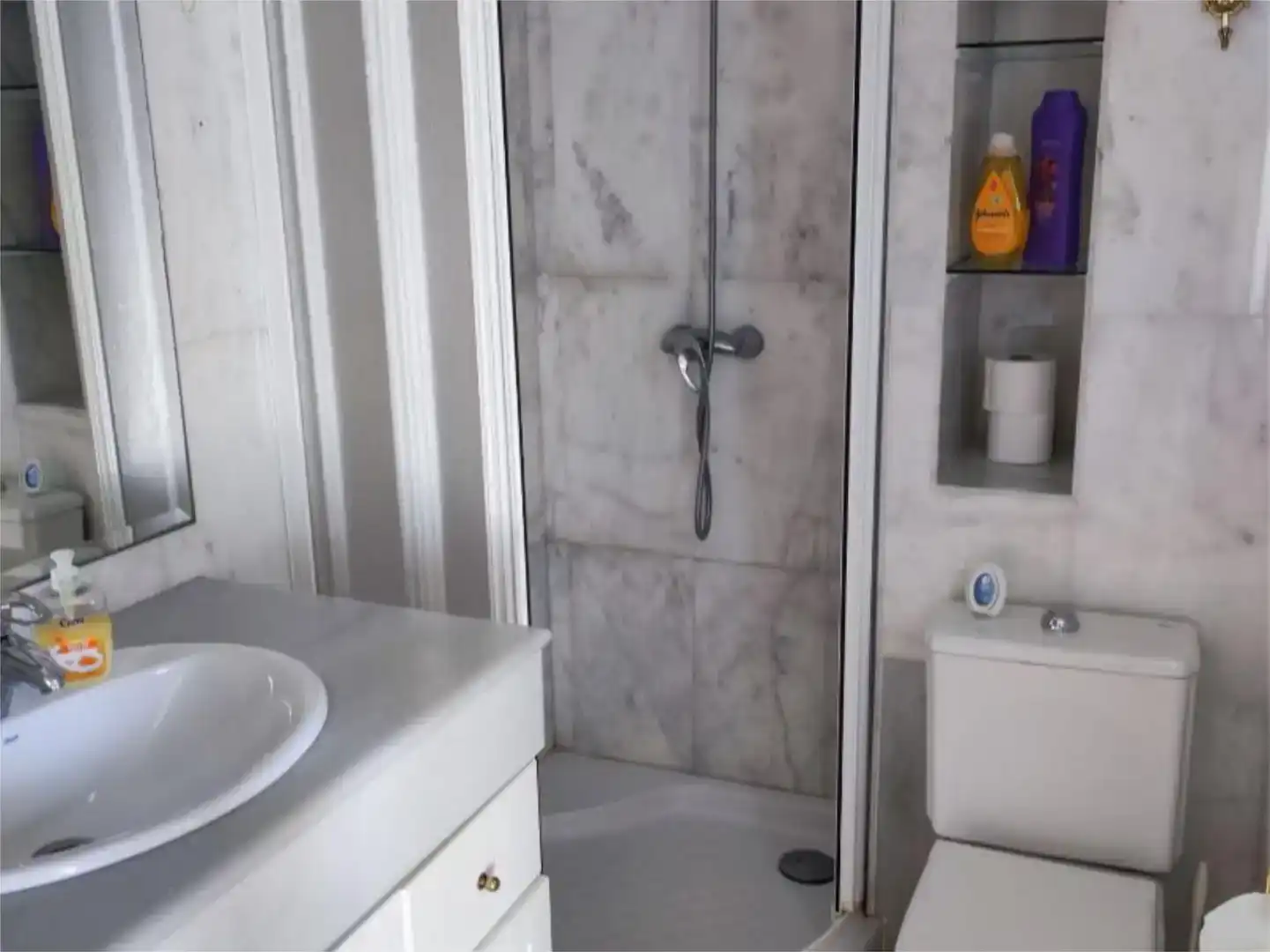 Badezimmer von Wohnung zur Miete in Marbella mit Klimaanlage und Balkon
