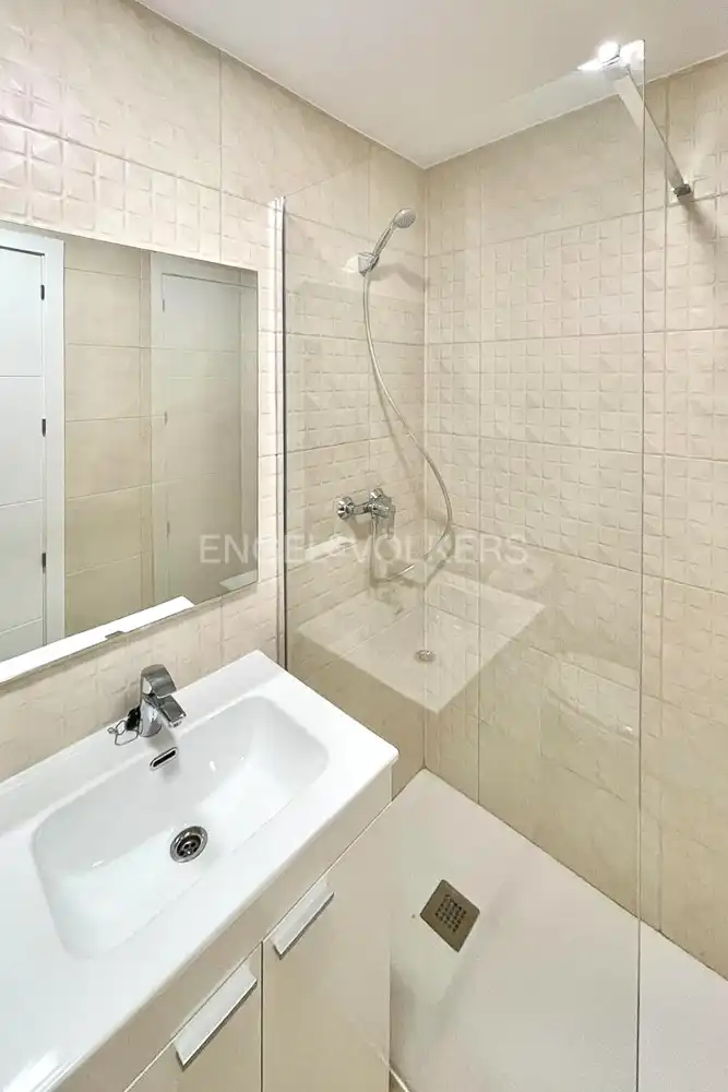 Baño de Piso en venta en Valencia con Calefacción y Balcón