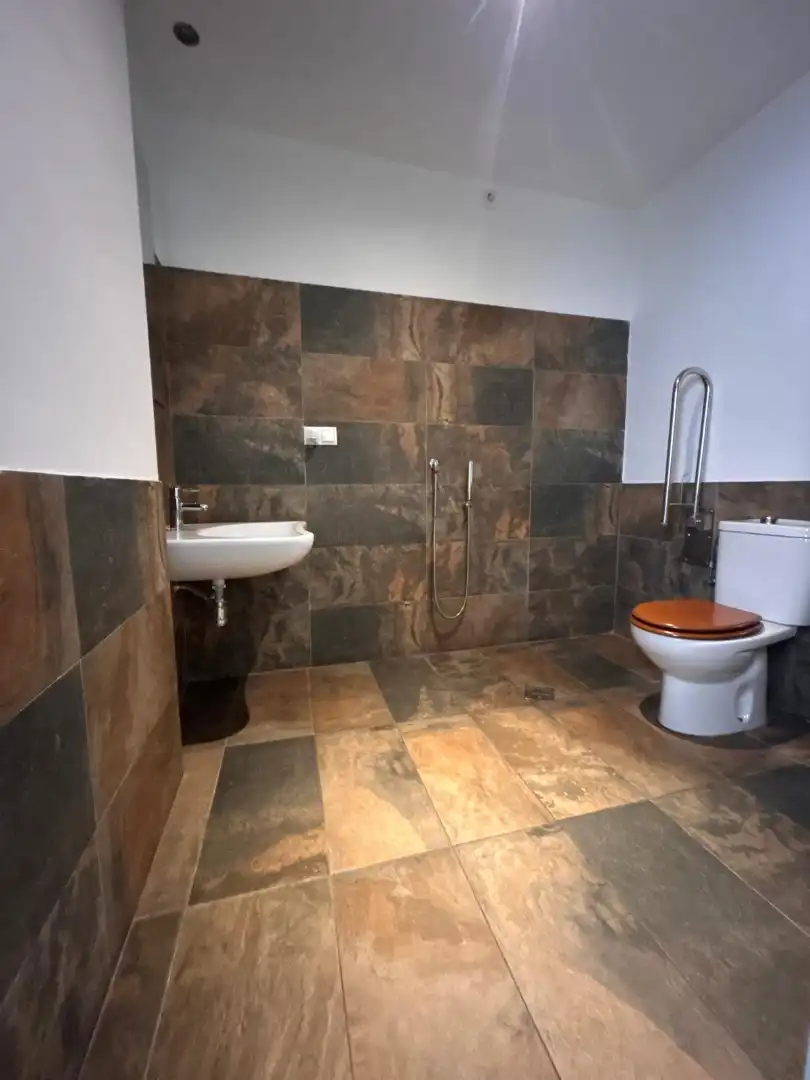 Badezimmer von Geschaftsraum zur Miete in Sevilla mit Klimaanlage und Heizung
