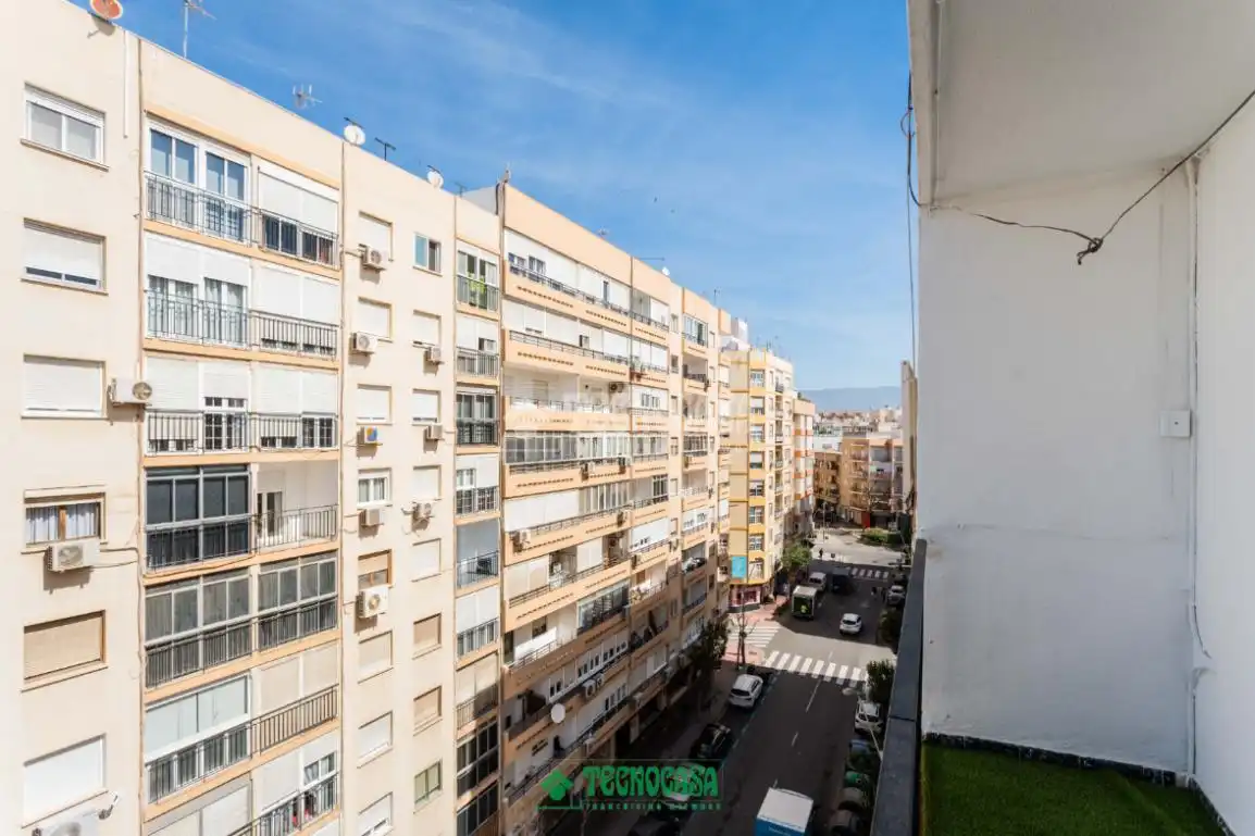 Vista exterior de Piso en venta en Almería con Calefacción y Balcón