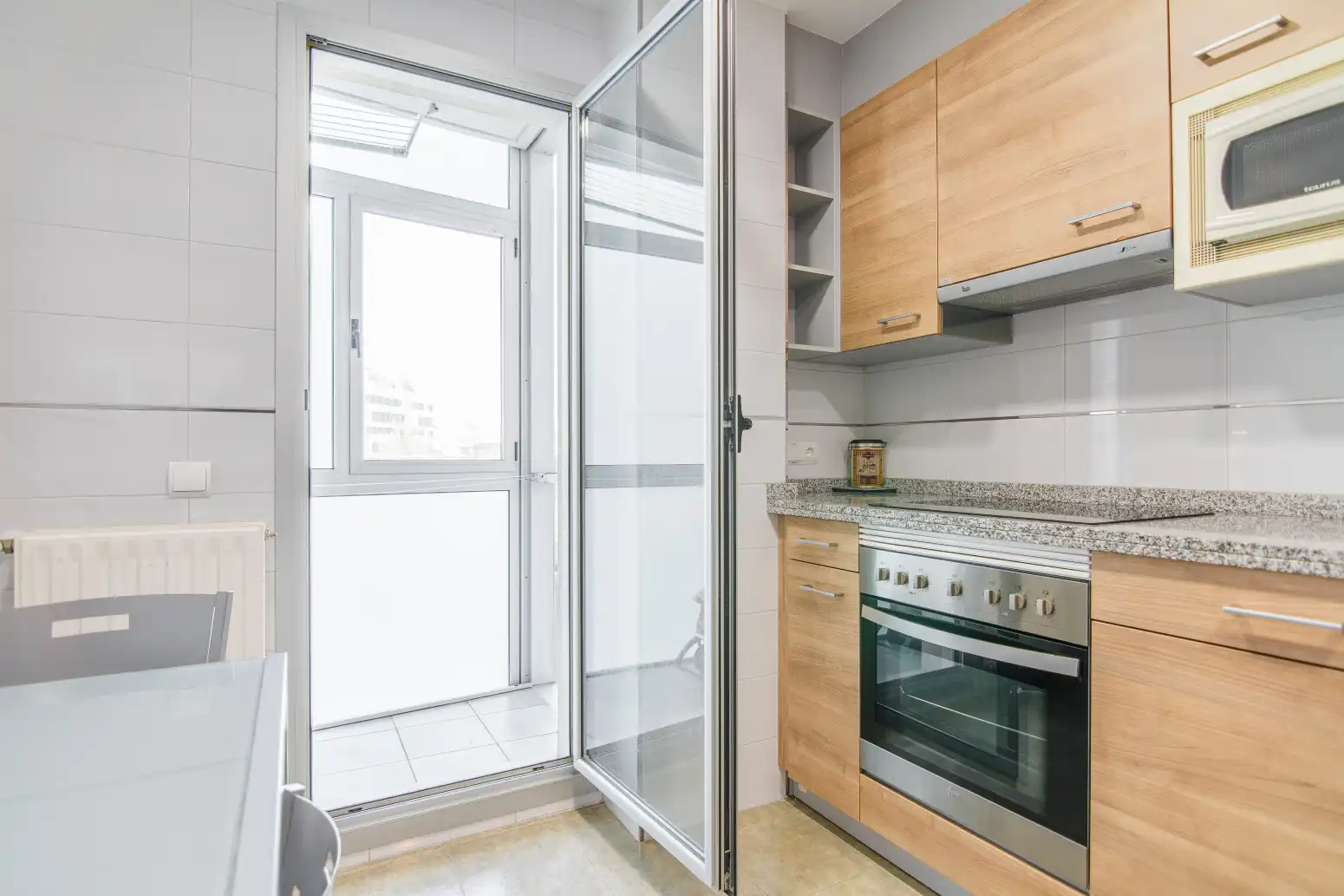 Küche von Wohnung zum Verkauf in Gozón mit Heizung, Privatgarten und Abstellraum