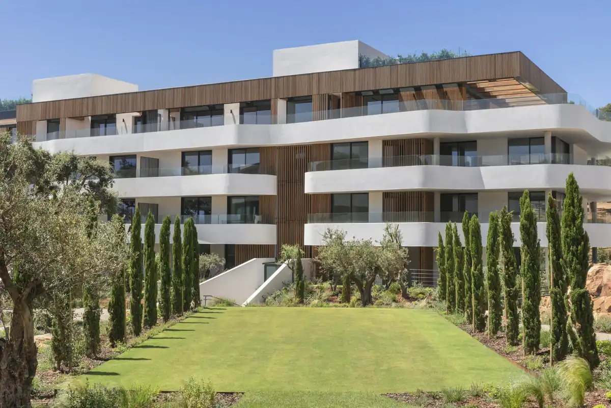 Vista exterior de Planta baixa en venda en Sotogrande amb Aire condicionat, Jardí privat i Terrassa