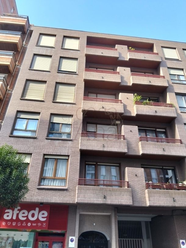 Vista exterior de Pis en venda en Bilbao  amb Calefacció i Balcó