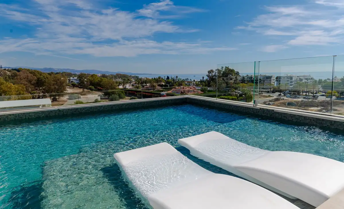 Schwimmbecken von Dachboden zum Verkauf in Marbella mit Klimaanlage, Terrasse und Abstellraum