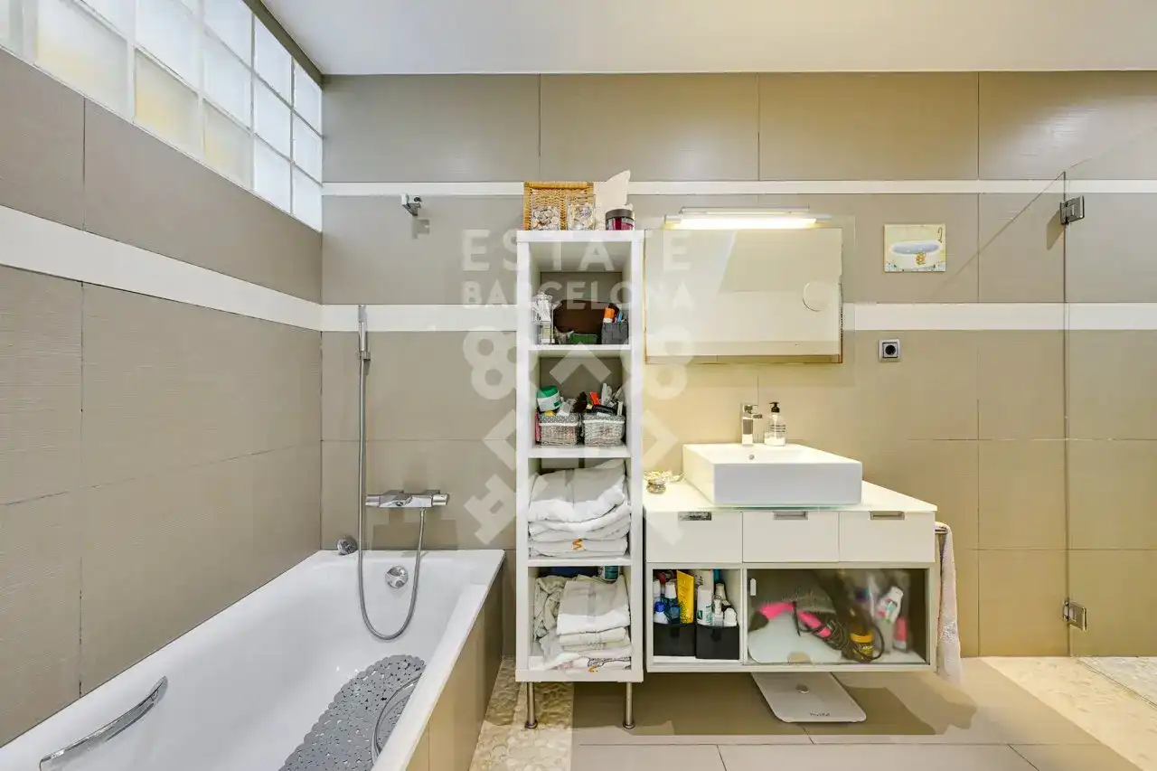 Badezimmer von Einfamilien-Reihenhaus zum Verkauf in Mataró mit Klimaanlage, Heizung und Terrasse