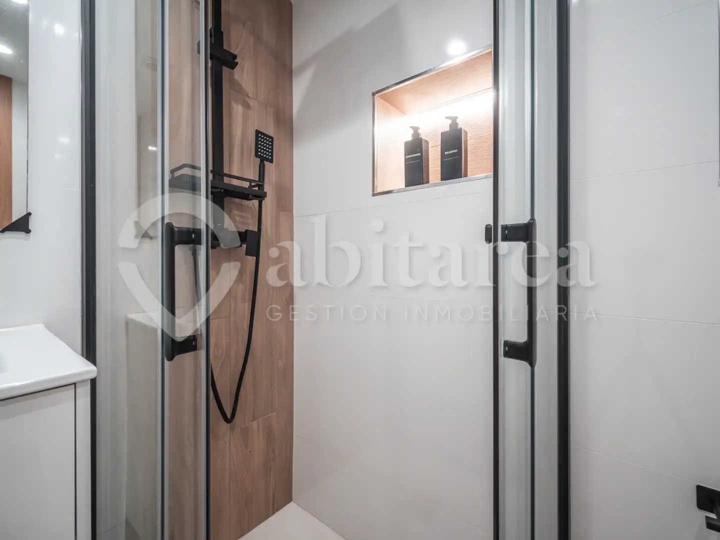 Baño de Piso de alquiler en Santander con Jardín privado, Amueblado y Horno