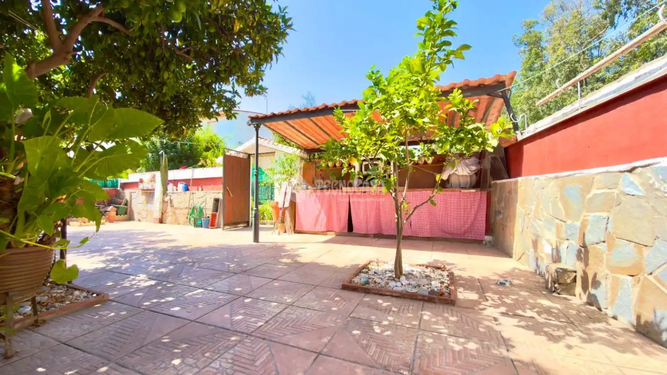 Jardí de Casa adosada en venda en Los Barrios amb Terrassa, Traster i Balcó