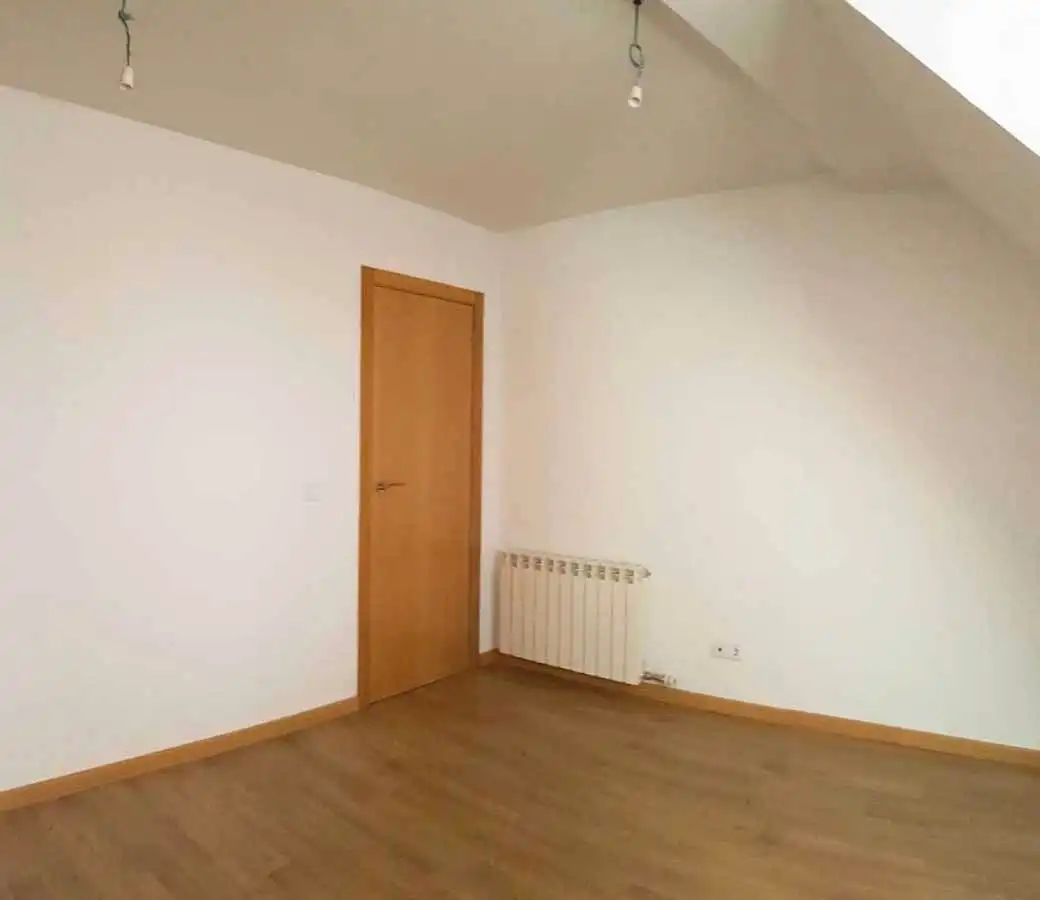 Schlafzimmer von Dachboden zum Verkauf in Tudela de Duero mit Heizung, Parkett und Abstellraum