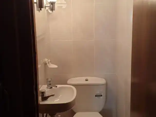 Badezimmer von Wohnung zur Miete in  Sevilla Capital mit Klimaanlage und Balkon