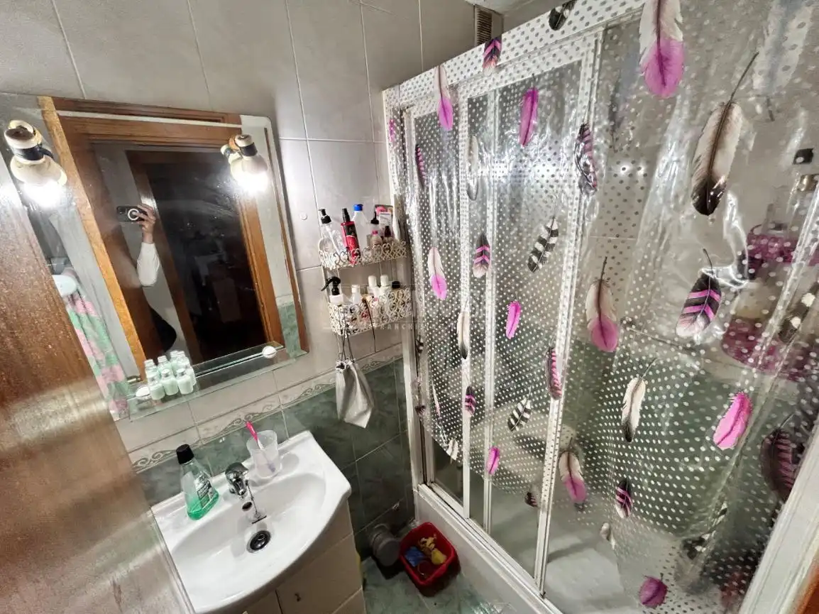 Bathroom of Flat for sale in Madrid  with Air Conditioner and Heating