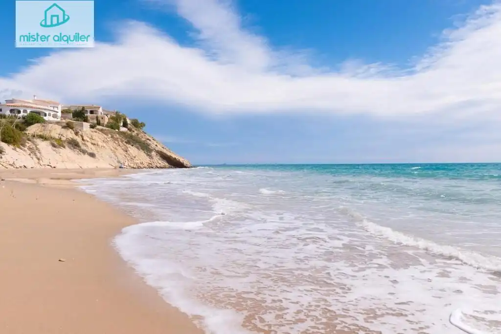 Vista exterior de Casa o xalet de lloguer en El Campello amb Aire condicionat, Calefacció i Jardí privat