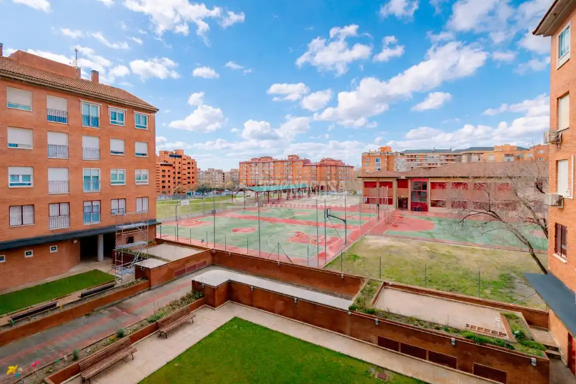 Vista exterior de Piso en venta en Madrid con Trastero y Amueblado