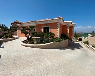 Vista exterior de Casa o xalet en venda en Alhaurín de la Torre amb Aire condicionat, Calefacció i Jardí privat