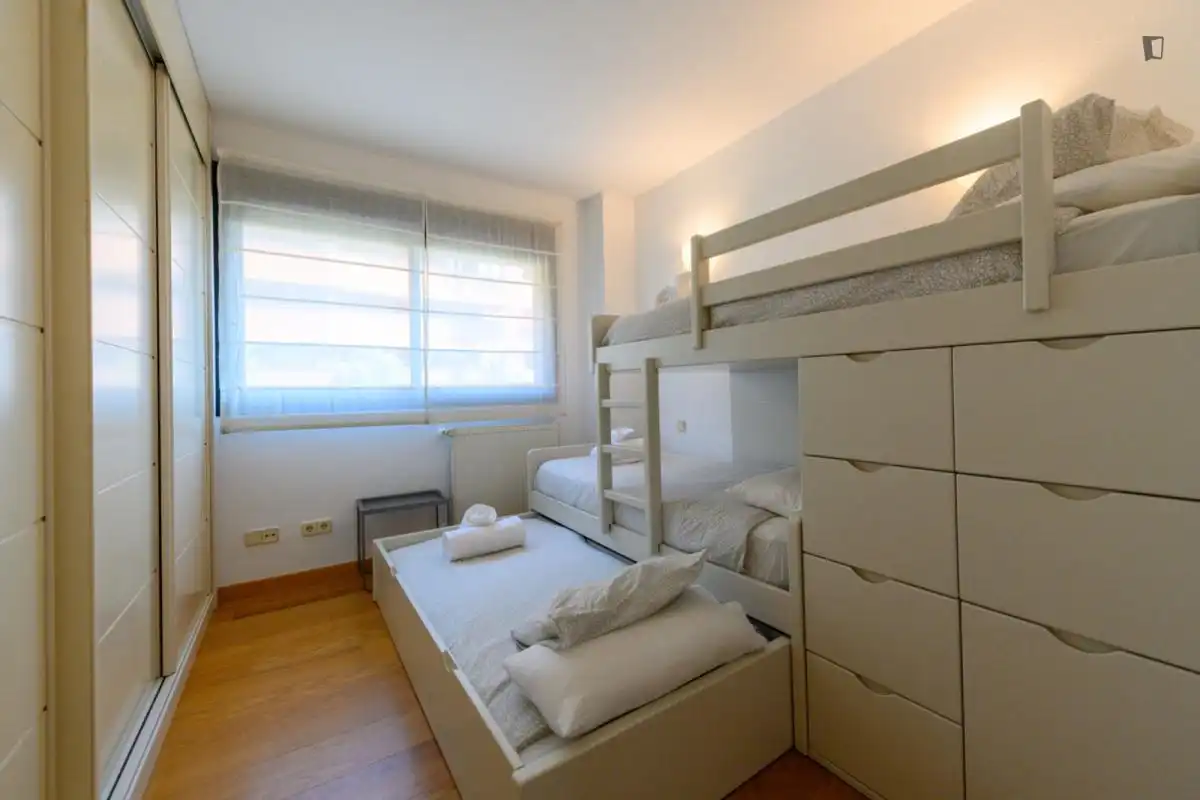 Habitación de Apartamento de alquiler en  Madrid Capital con Calefacción, Amueblado y Horno