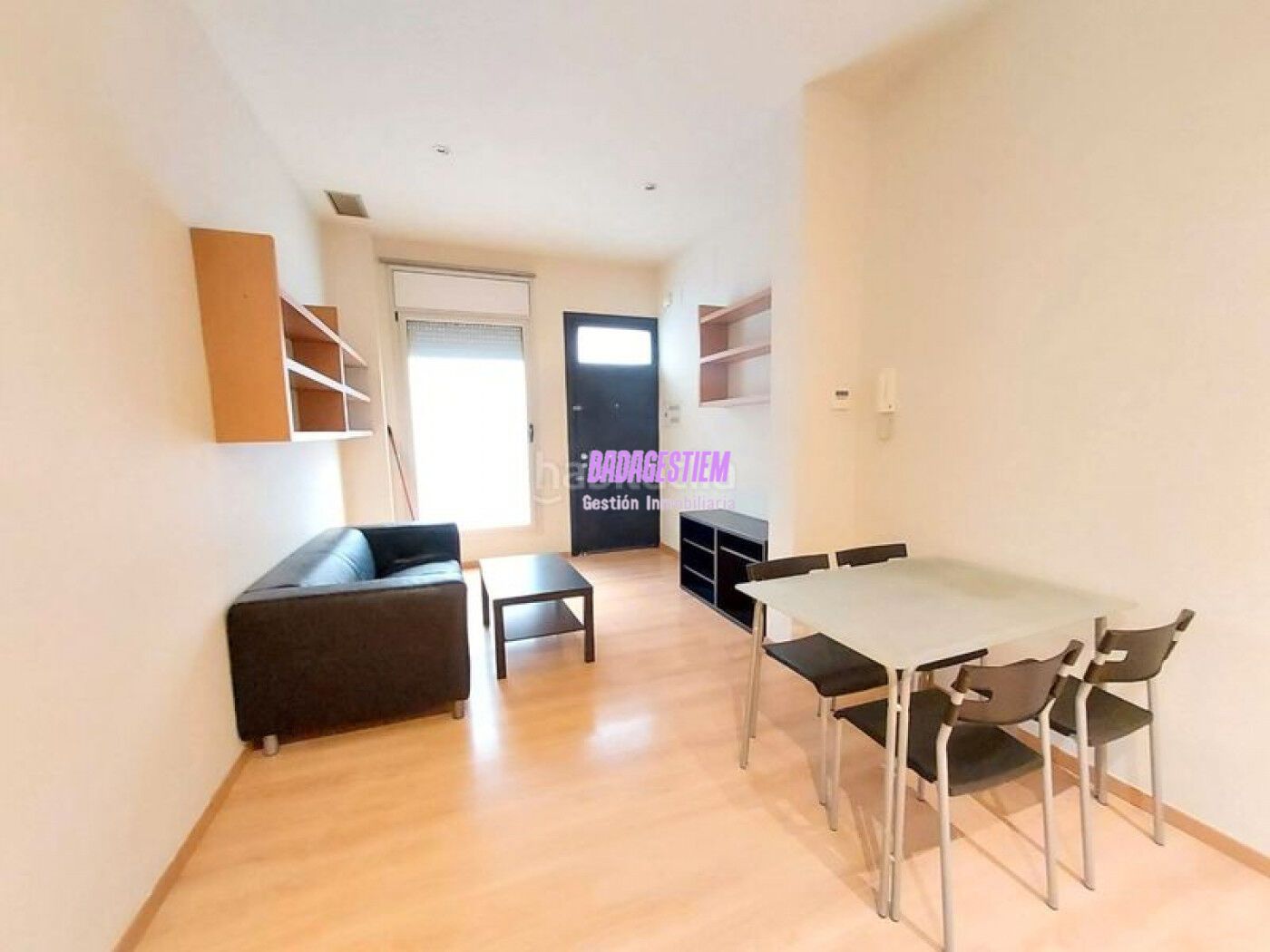 Sala d'estar de Estudi de lloguer en Badalona amb Parquet