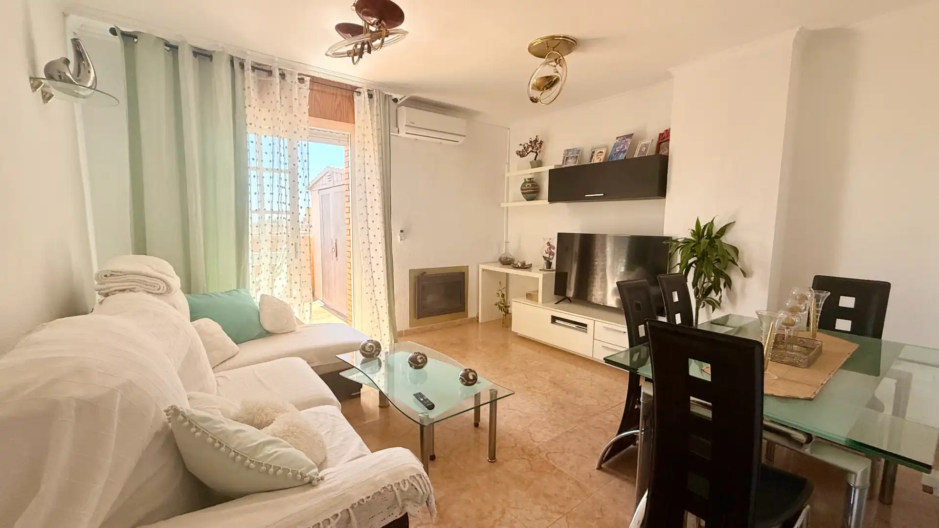 Sala d'estar de Àtic en venda en Almería amb Terrassa i Moblat