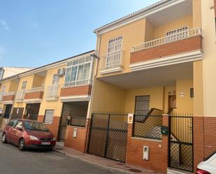 Vista exterior de Casa adosada en venda en Motril amb Terrassa i Balcó