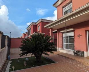 Vista exterior de Casa adosada en venda en Palomares del Río amb Aire condicionat, Jardí privat i Traster