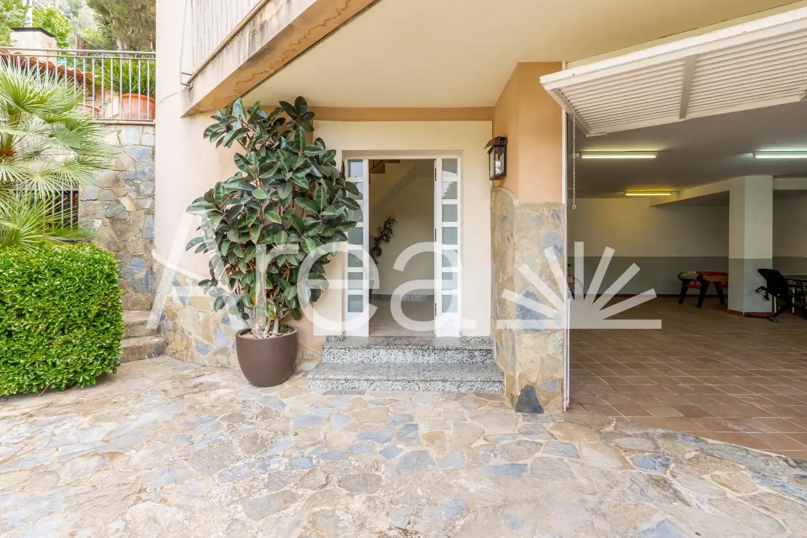 Vista exterior de Casa o xalet en venda en Mataró amb Jardí privat, Terrassa i Piscina