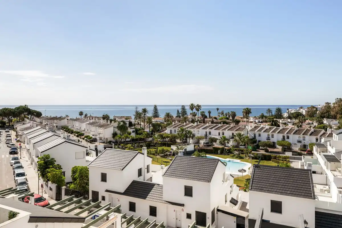 Vista exterior de Dúplex en venda en Estepona amb Aire condicionat, Terrassa i Piscina comunitària