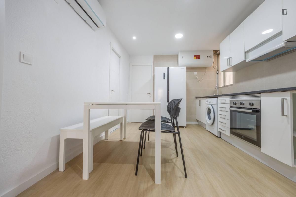 Kitchen of Apartment to rent in  Valencia Capital  with Air Conditioner, Furnished and Oven