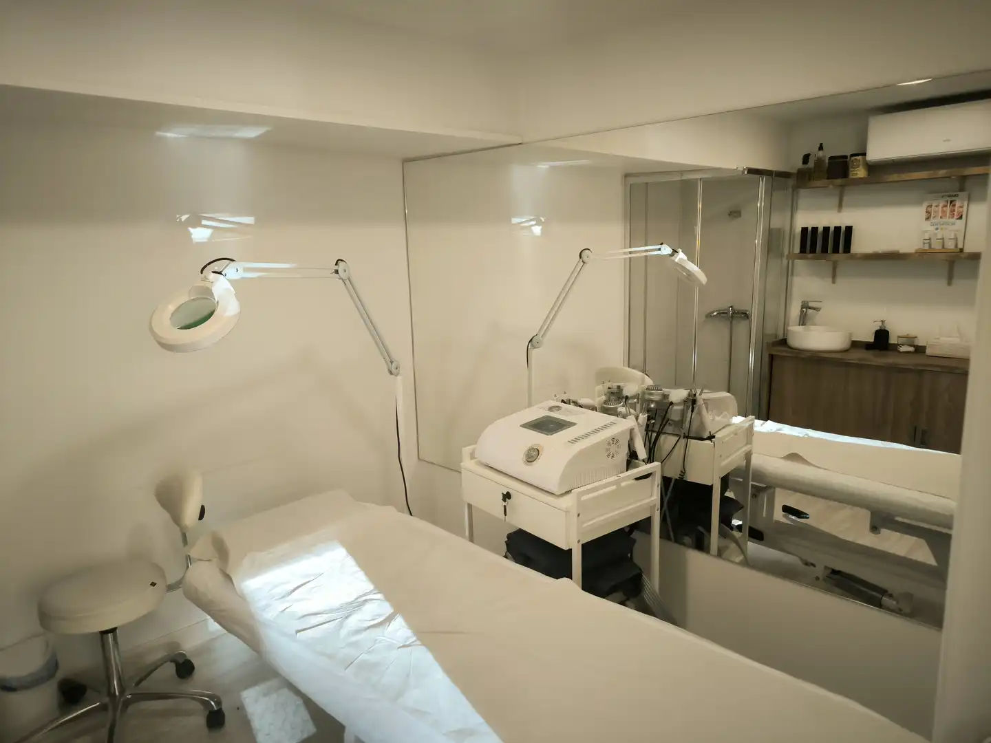 Bedroom of Commercial properties for rent in Madrid  with Air Conditioner, Heating and Parquet flooring