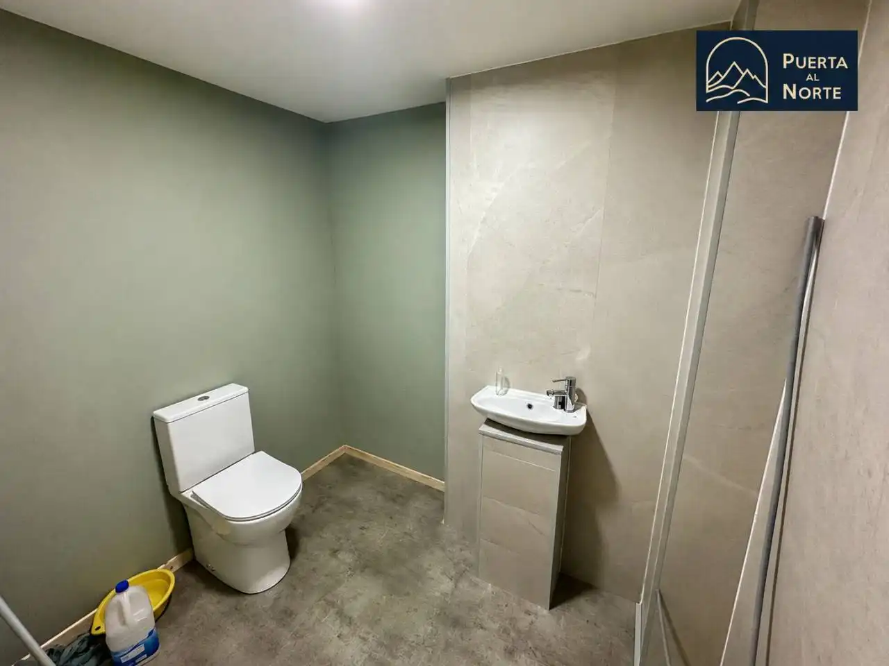 Bathroom of Industrial buildings for rent in Santander