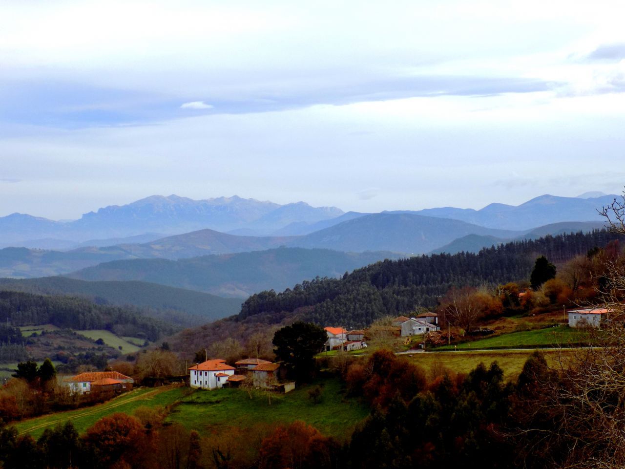 Vista exterior de Finca rústica en venda en Salas amb Calefacció, Jardí privat i Terrassa