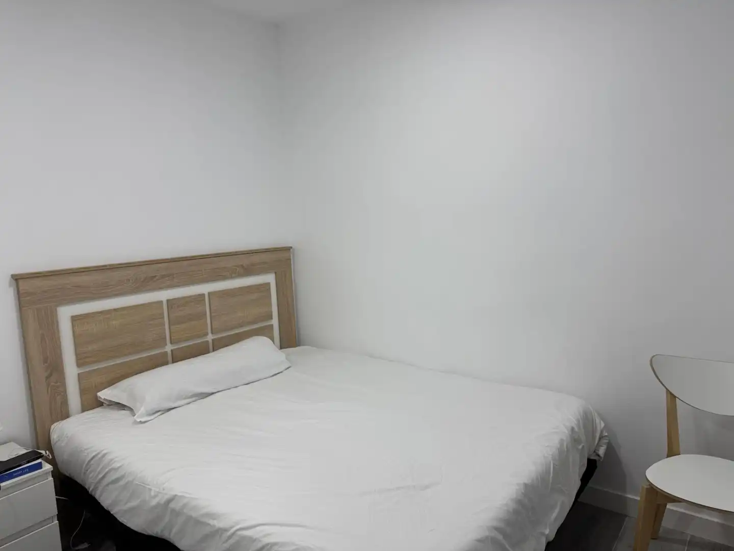 Dormitori de Apartament de lloguer en Madrid amb Aire condicionat, Calefacció i Moblat