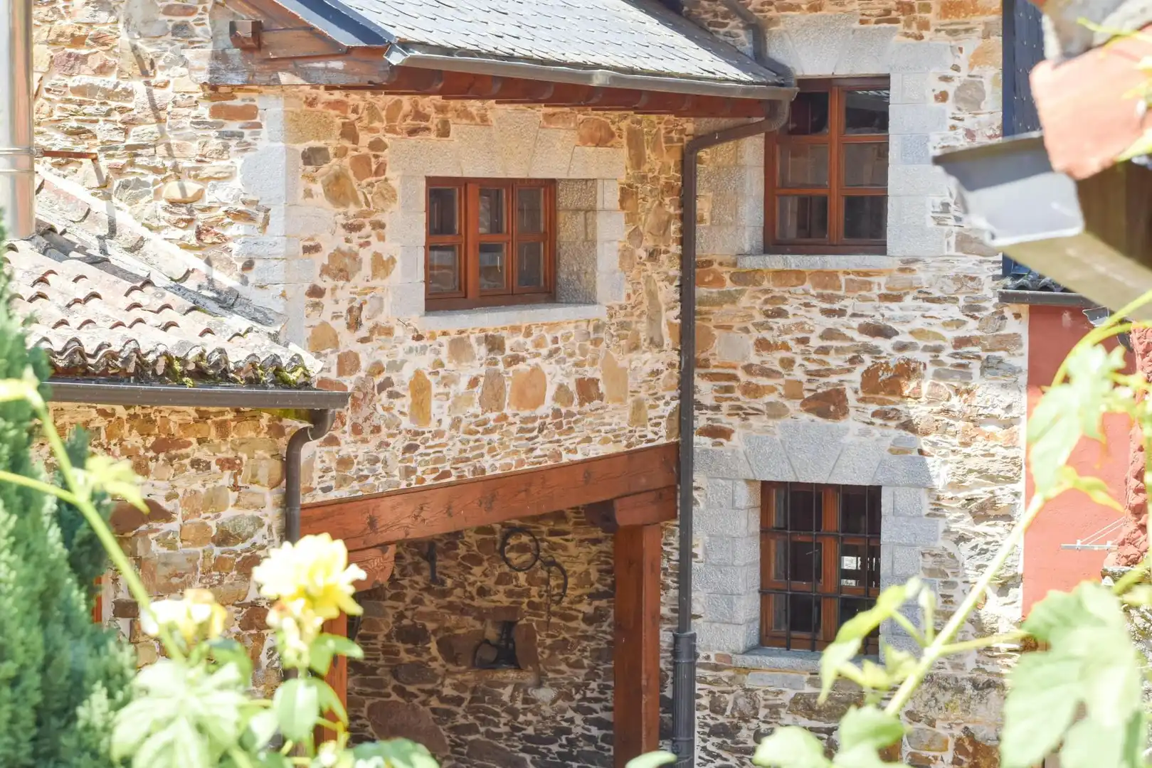 Vista exterior de Finca rústica en venda en Riello amb Calefacció