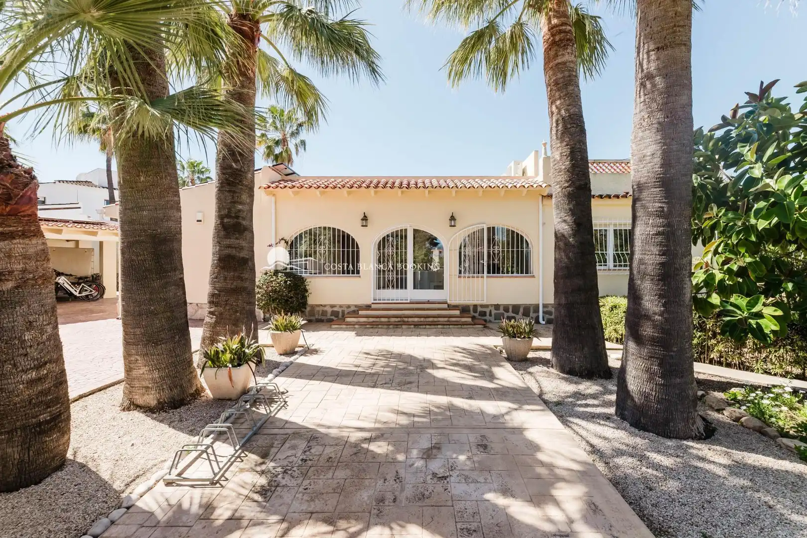 Vista exterior de Casa o xalet en venda en L'Alfàs del Pi amb Aire condicionat, Calefacció i Jardí privat