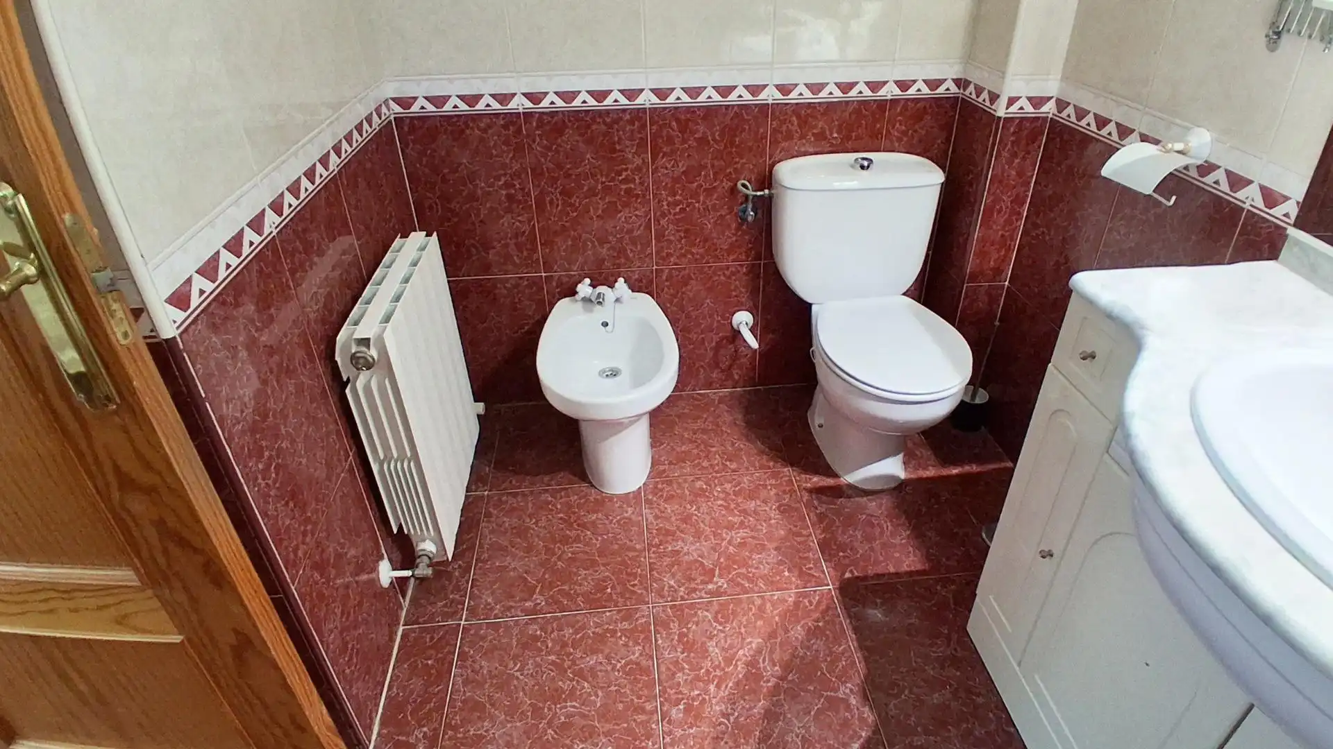 Badezimmer von Einfamilien-Reihenhaus zum Verkauf in Cabrerizos mit Heizung, Abstellraum und Schwimmbad