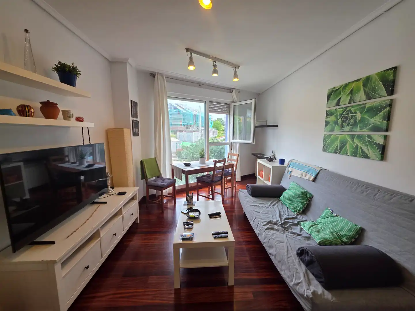 Sala de estar de Apartamento en venta en Miengo con Calefacción, Trastero y Amueblado