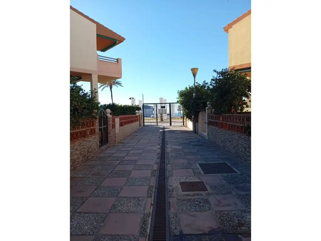 Vista exterior de Casa adosada en venda en Salobreña amb Piscina