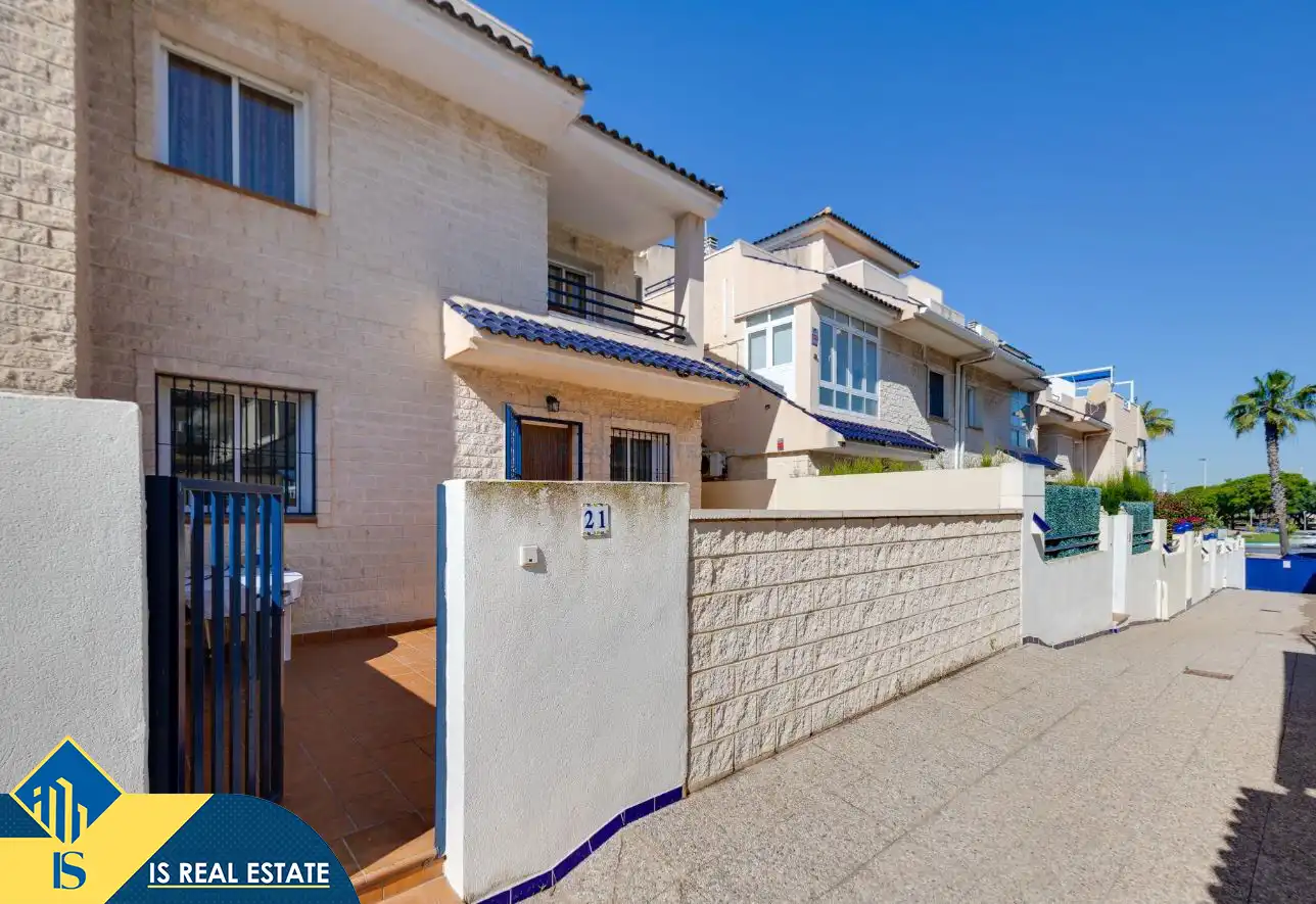 Vista exterior de Casa adosada en venda en Torrevieja amb Aire condicionat, Calefacció i Terrassa