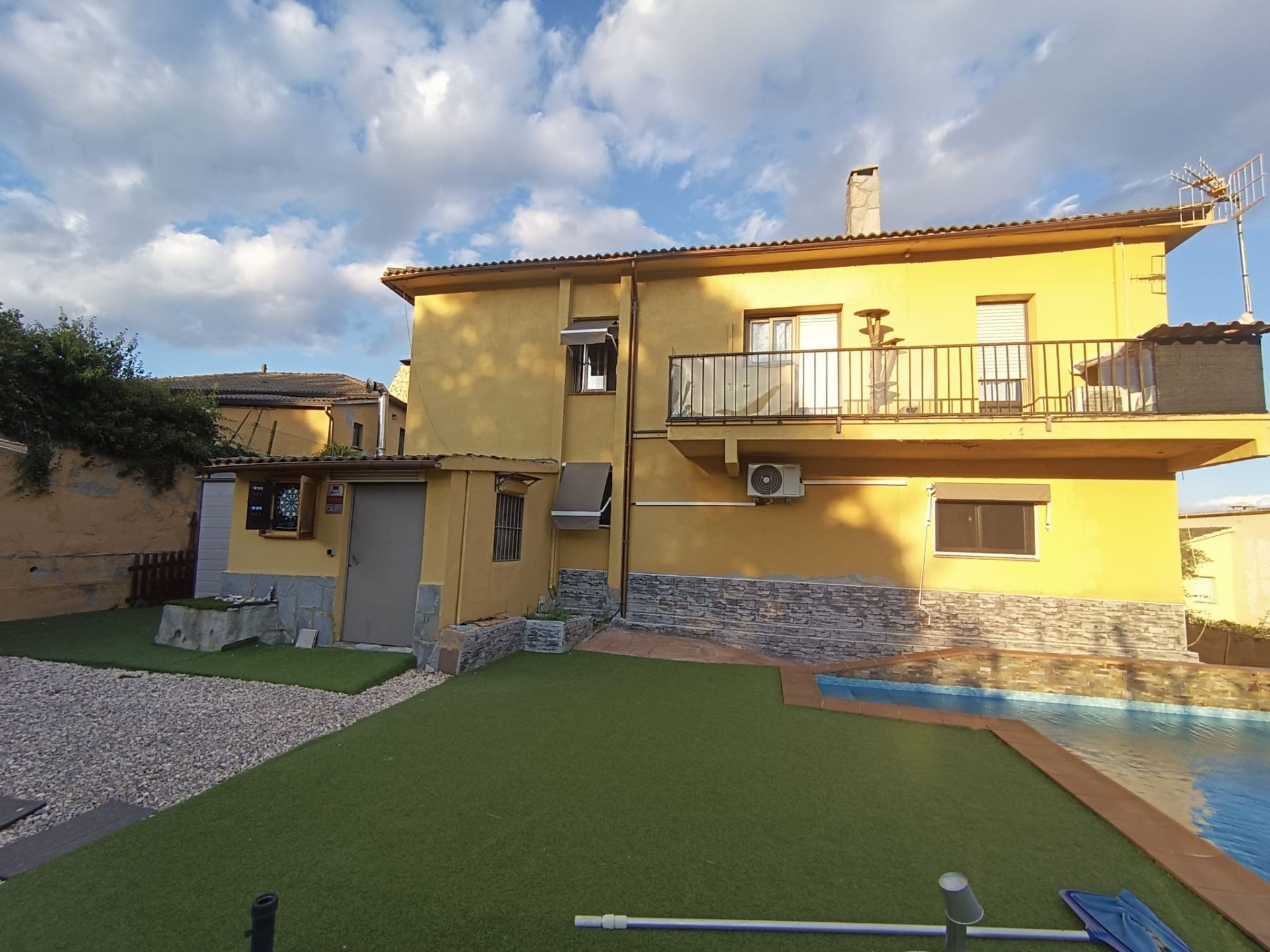 Exterior view of House or chalet for sale in Riells i Viabrea  with Air Conditioner, Heating and Private garden