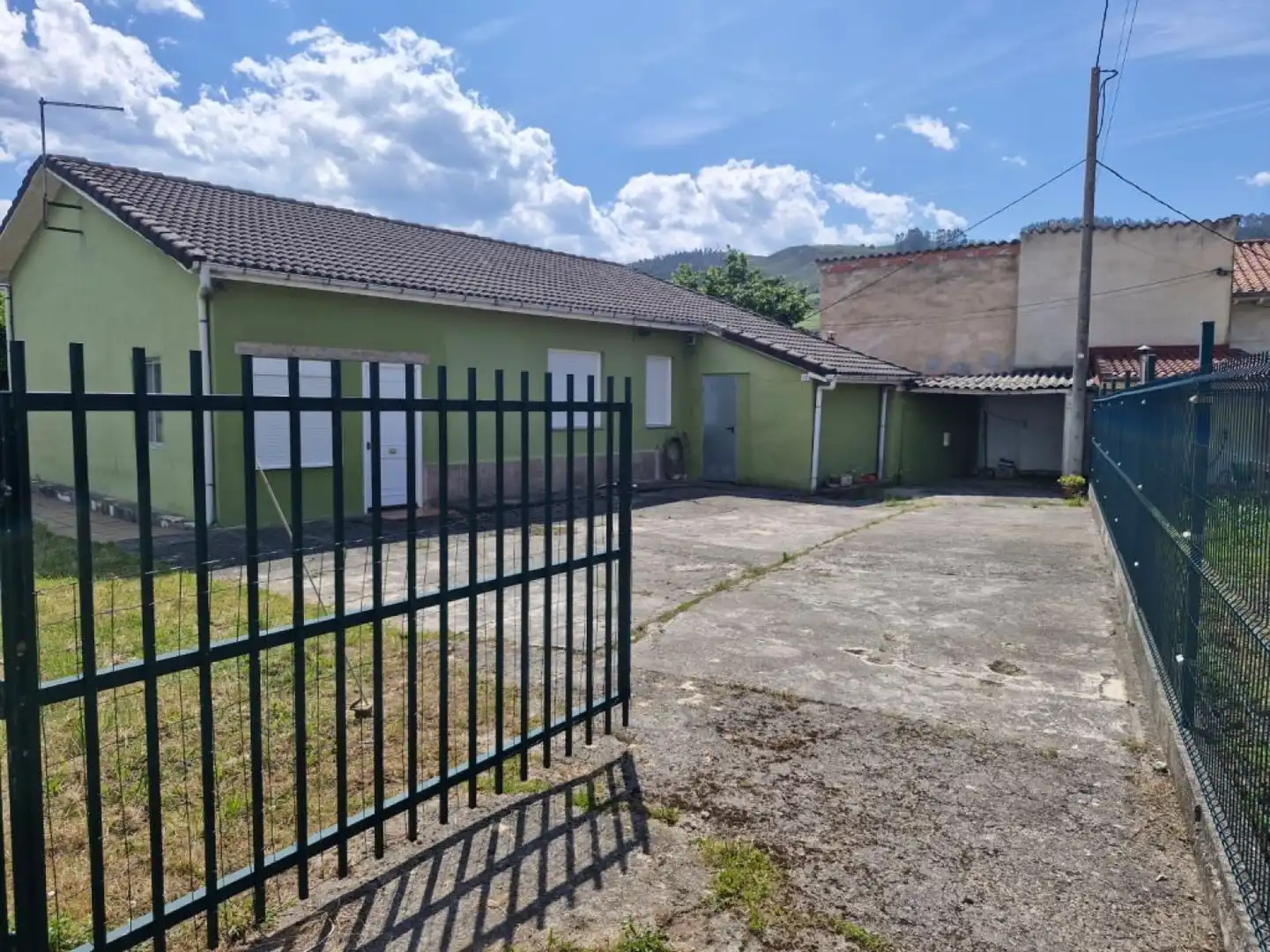 Vista exterior de Casa o xalet en venda en Los Corrales de Buelna  amb Calefacció, Jardí privat i Terrassa