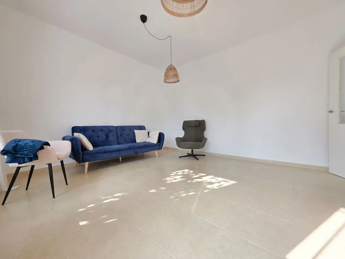 Sala d'estar de Casa adosada en venda en Lucena amb Aire condicionat i Terrassa