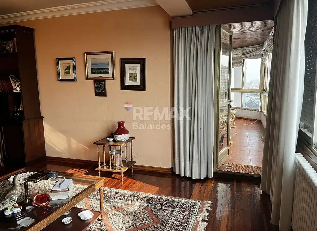 Sala de estar de Piso en venta en Vigo  con Calefacción, Parquet y Terraza