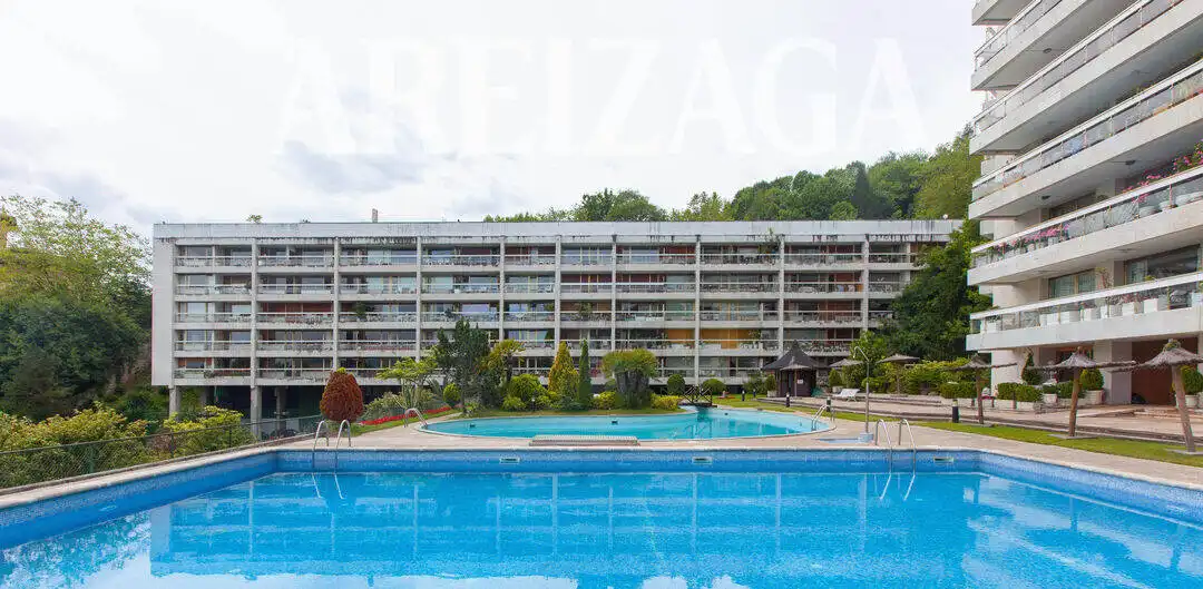 Piscina de Piso en venta en Donostia - San Sebastián  con Calefacción, Terraza y Trastero