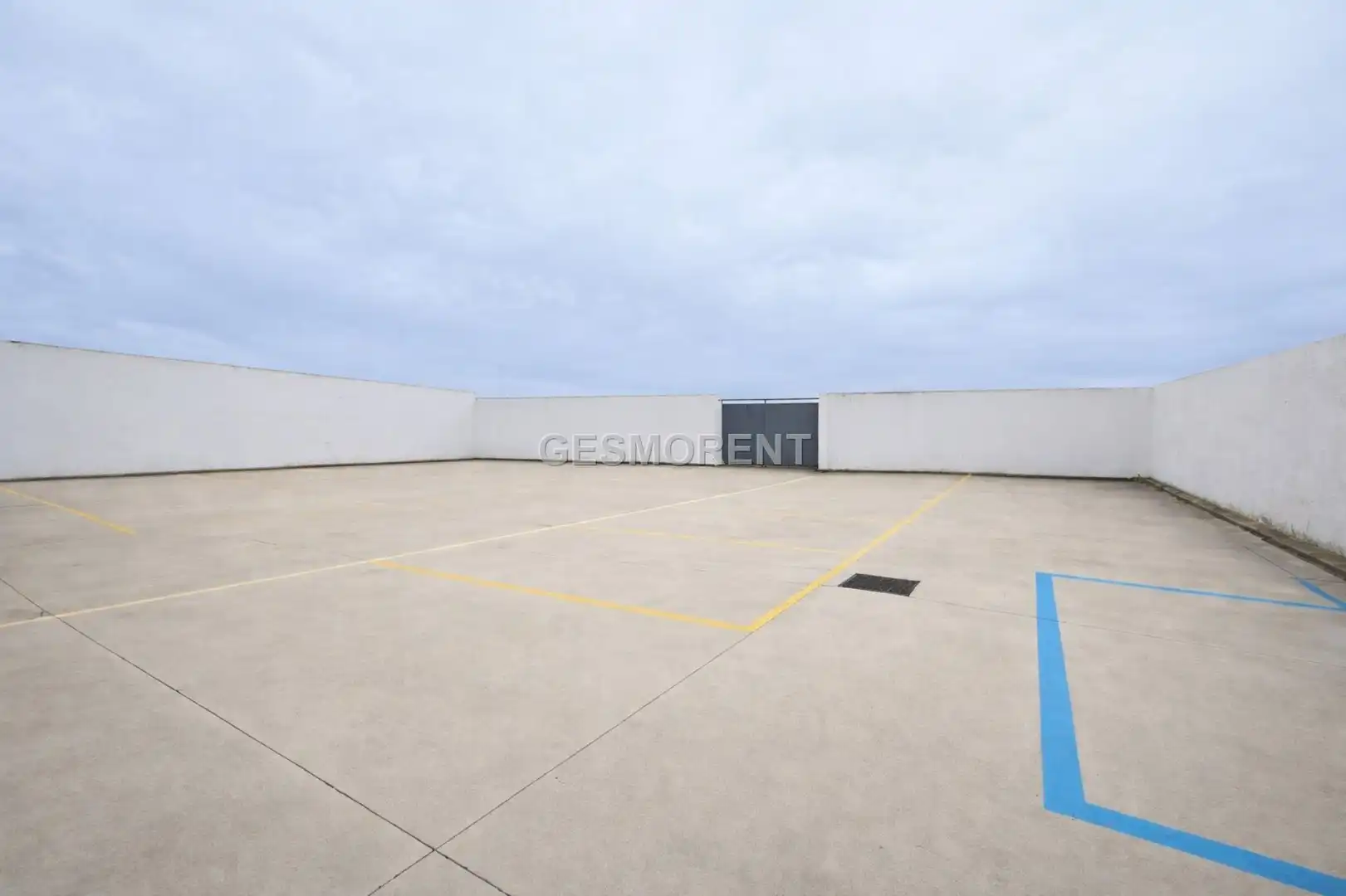 Parkplatz von Fabrikhallen zur Miete in Sa Pobla
