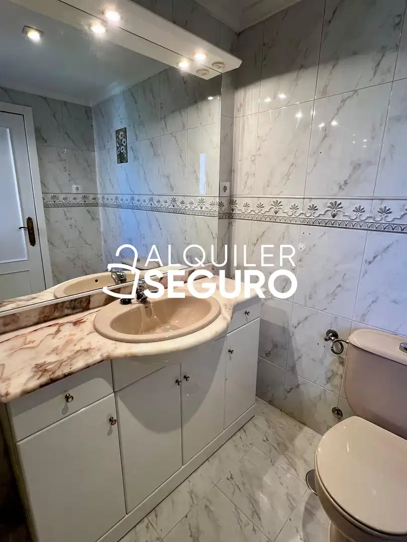 Bathroom of Flat for rent in Madrid  with Air Conditioner, Heating and Terrace